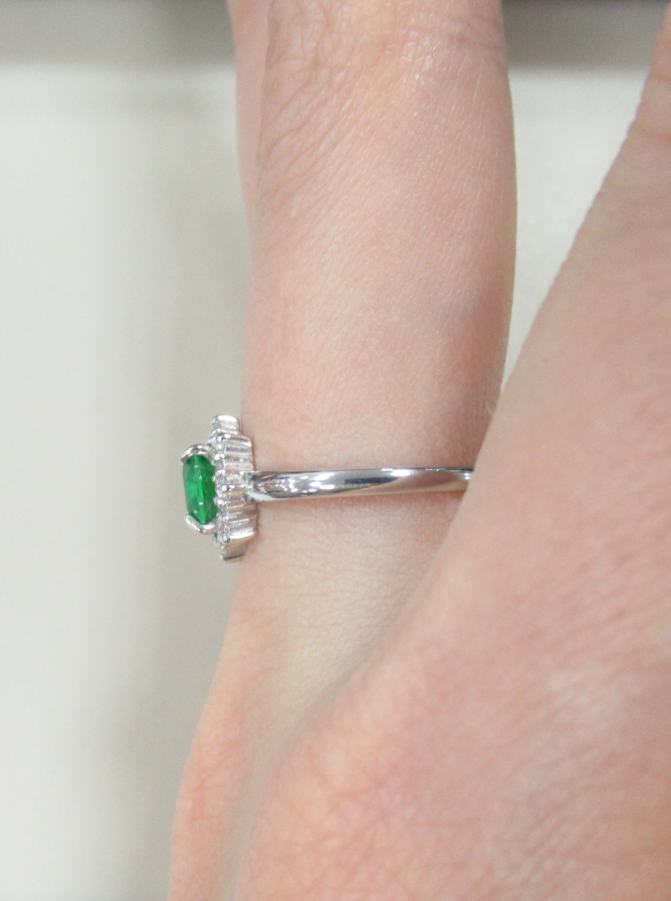 Серебряное кольцо с зеленым топазом "Цветок"